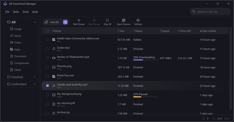AB Download Manager 深色主题主界面：左侧分类、下载列表与队列信息